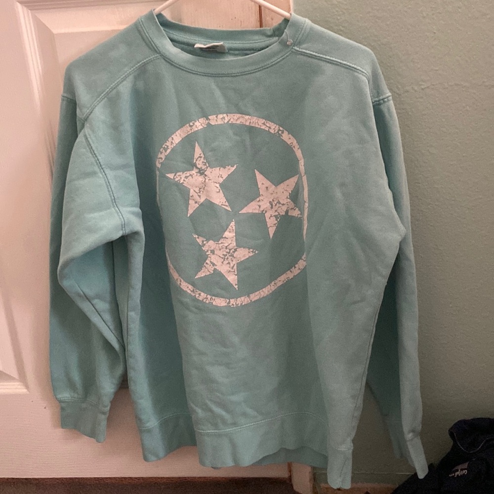 A turquoise sweatshirt with the Tennessee flag.